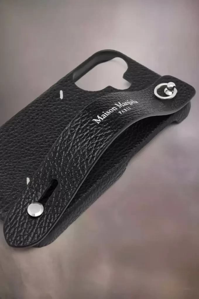 Four stitches phone cover